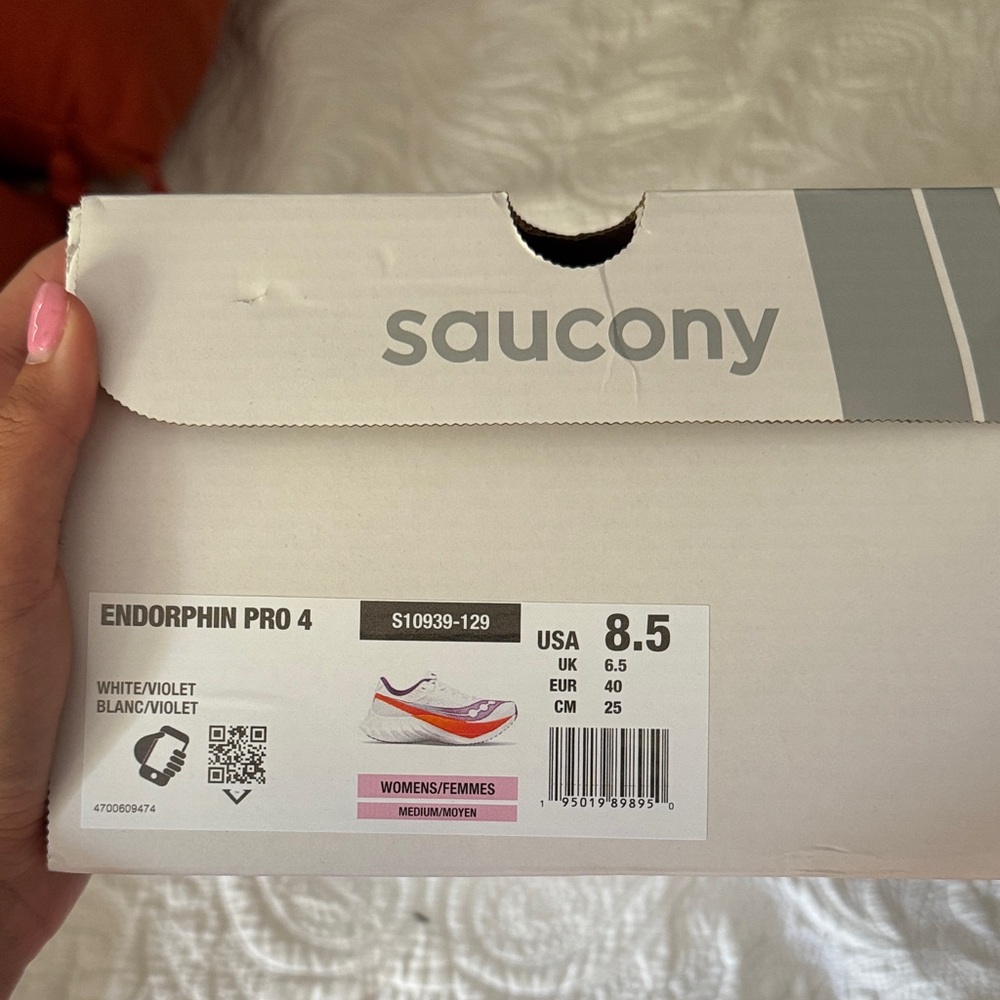 Saucony Endorphin Pro 4 in White and Violet